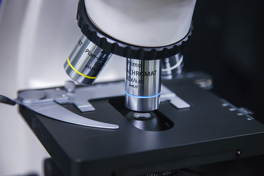 시료의 성상 및 조직을 관찰하는 현미경의 렌즈부분이 클로즈업되어있다.